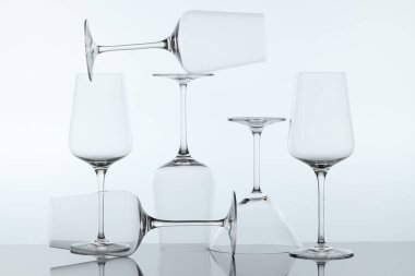 Ayna yüzeyinde pek çok temiz cam var.