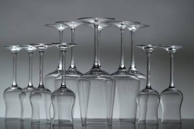 Ayna yüzeyinde pek çok temiz cam var.