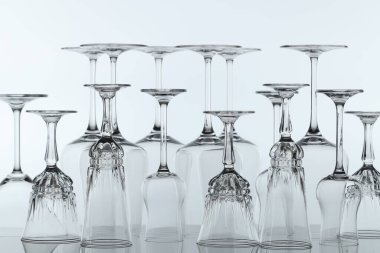 Ayna yüzeyinde pek çok temiz cam var.