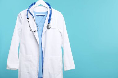 Mavi arka planda steteskoplu doktor ceketi. Metin için boşluk