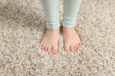 Evdeki yumuşak halıdaki kız, manzaranın üstünde.