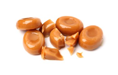 Beyaz üzerine izole edilmiş tatlı karamel şekerler