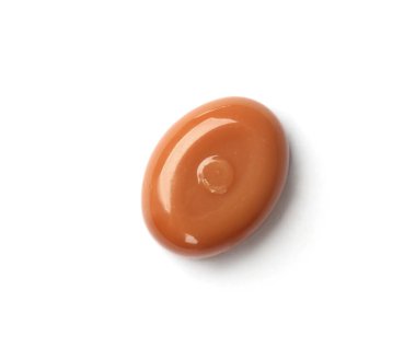 Bir tatlı karamel şekeri, beyaz manzarada izole edilmiş.