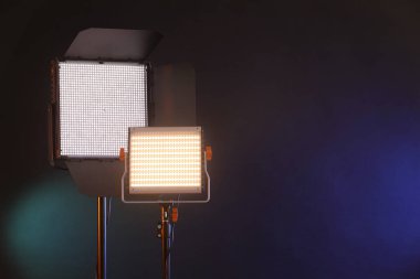 Renkli arka planda profesyonel ışıklandırma ekipmanları. Metin için boşluk