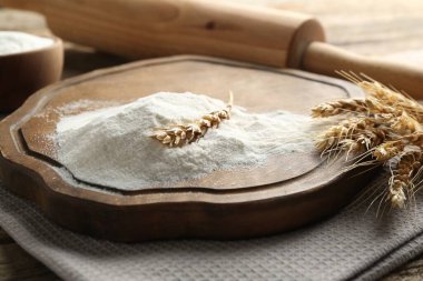 Buğday unu, çivi ve merdane, ahşap masa, yakın plan.