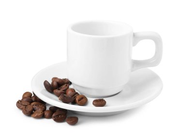 Beyaz kahve çekirdekleri, fincan ve çay tabağı.