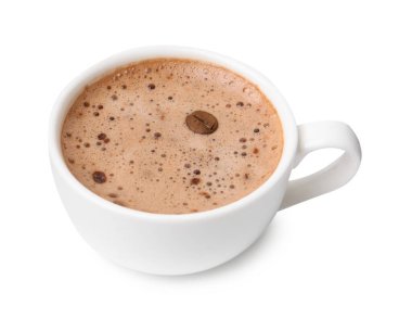 Beyaz bardakta izole edilmiş Aromatik kahve.