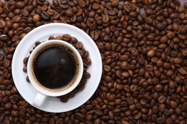 Kahve fincanda, çay tabağında ve fasulyede, üst tarafta.