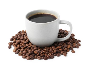 Fincanda Aromatik kahve ve beyaz üzerine izole edilmiş fasulye yığını.