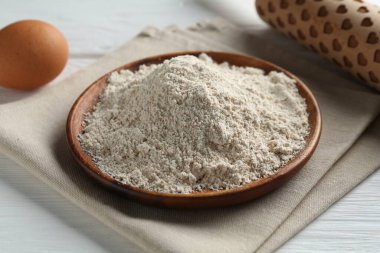 Un, merdane ve yumurta beyaz ahşap masada, yakın plan.