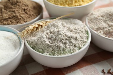 Masada farklı tipte un var, yakın plan.