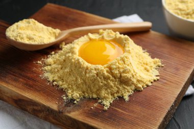 Yumurta sarısı ve kaşıklı mısır unu, yakın plan.