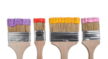 Beyaz üzerine izole edilmiş farklı boyalarla fırçalar