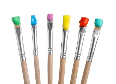 Beyaz üzerine izole edilmiş farklı boyalarla fırçalar