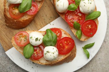 Peynirli, peynirli, domatesli ve fesleğenli lezzetli sandviçler.