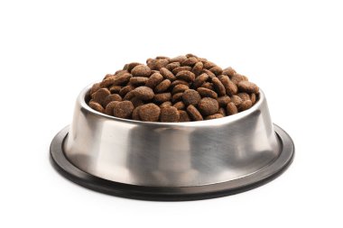 Beslenme kabındaki kuru evcil hayvan yiyeceği beyaza izole edilmiş.