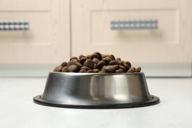 Yerdeki besleme kabında kurutulmuş hayvan yemi.