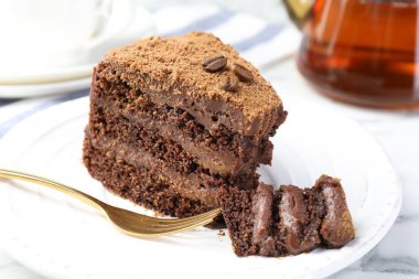 Kahve çekirdekli ve çatallı lezzetli çikolatalı kek, yakın plan.