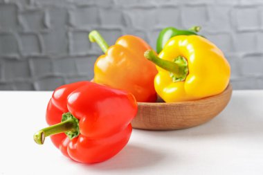 Beyaz masada olgun renkli dolmalık biberler