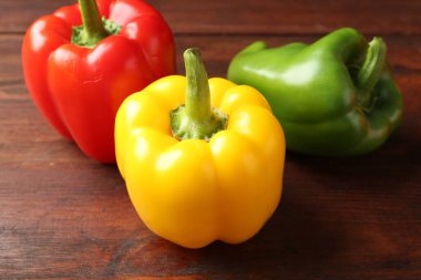 Olgun renkli dolmalık biberler ahşap masada, yakın plan