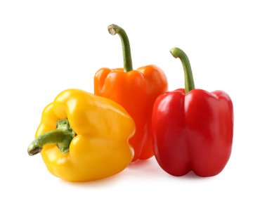 Olgun renkli dolmalık biberler beyazda izole edilmiş.