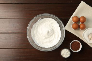 Krem şanti ve ahşap masa malzemeleriyle dolu bir kase. Metin için boşluk