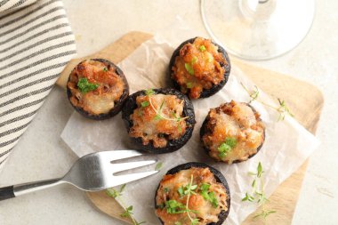 Işık masasında servis edilen lezzetli mantarlar.