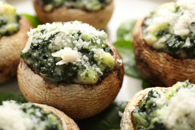 Masada servis edilen lezzetli mantarlar, yakın plan.