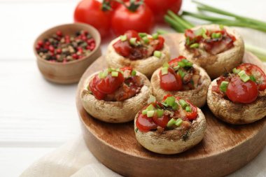 Beyaz ahşap masada servis edilen lezzetli mantarlar, yakın plan.