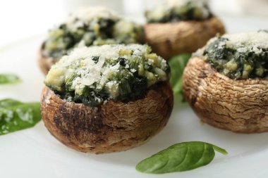 Masada servis edilen lezzetli mantarlar, yakın plan.