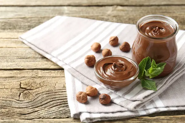 Lezzetli çikolata, fındık ve nane, ahşap masa, yakın plan.
