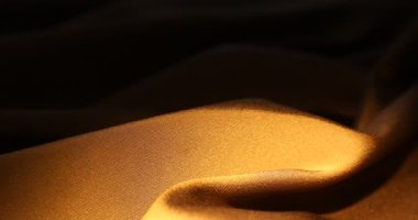 Arkaplan olarak buruşuk kahverengi ipek kumaş, yakın plan