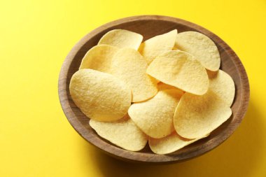 Sarı arka planda patates cipsi, yakın plan.