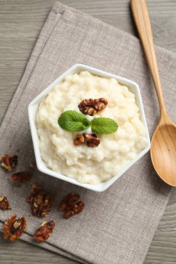 Cevizli, nane ve kaşıklı lezzetli sütlaç ahşap masada, düz yatıyordu.