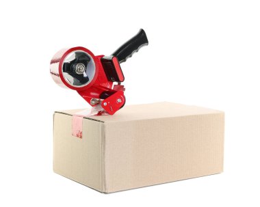 Karton kutunun üzerinde beyaz arkaplana karşı yapıştırıcı bantlı dağıtıcı