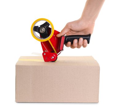 Beyaz arkaplanda karton kutuyu mühürlemek için yapıştırıcı bantlı şeker kutusu kullanan adam.