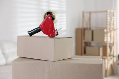 Kapalı alandaki karton kutuda yapıştırıcı bantlı şeker kutusu.