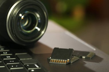SD hafıza kartları ve fotoğraf makinesi bilgisayarda, yakın plan.
