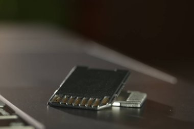 Bilgisayardaki SD hafıza kartları bulanık arkaplanda, kapatma