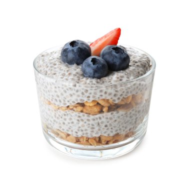 Chia tohumlu lezzetli puding, yoğurt, yaban mersini, granola ve beyaz üzerine izole çilek. Süper yemek.