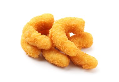 Birçok lezzetli tempura karidesi beyaz üzerine izole edilmiş.