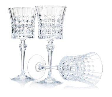 Beyaz üzerine izole edilmiş üç boş bardak.