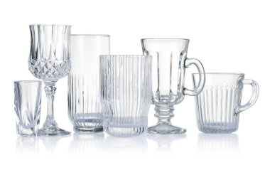 Beyaza izole edilmiş farklı boş bardaklar.