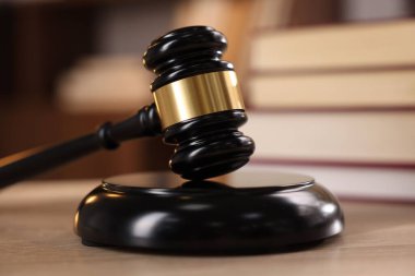 Yargıç tokmağı ve ahşap masa üzerindeki kitaplar, seçici odaklanma.