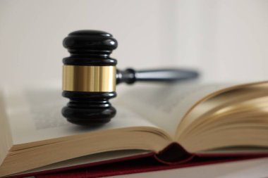 Hakim tokmağı arka planda ışığa karşı, yakın plan