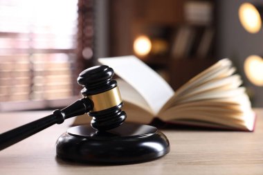 Hakimin tokmak ve kitap kapalı ahşap masa, seçici odak