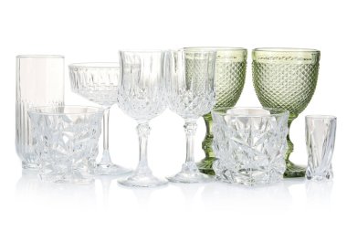 Beyaza izole edilmiş farklı boş bardaklar.