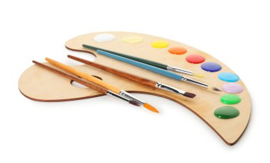 Beyaz üzerine izole boya ve fırçalar ile ahşap palet