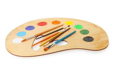 Beyaz üzerine izole boya ve fırçalar ile ahşap palet