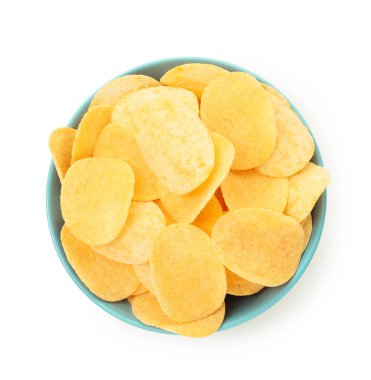 Tabaktaki lezzetli cipsler beyaza izole edilmiş, üst manzara